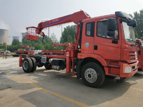 點(diǎn)擊查看詳細(xì)信息<br>標(biāo)題：6.3噸大運(yùn)隨車吊 閱讀次數(shù)：2027